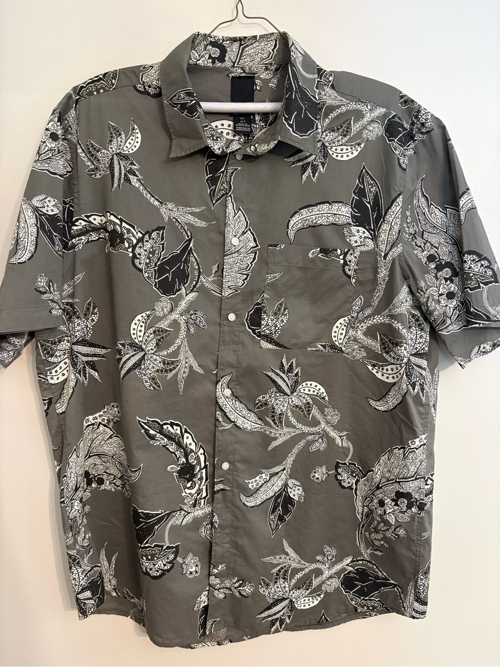 H&M Men’s Floral Short Sleeve Button Down Shirt Gray Black Size Large
